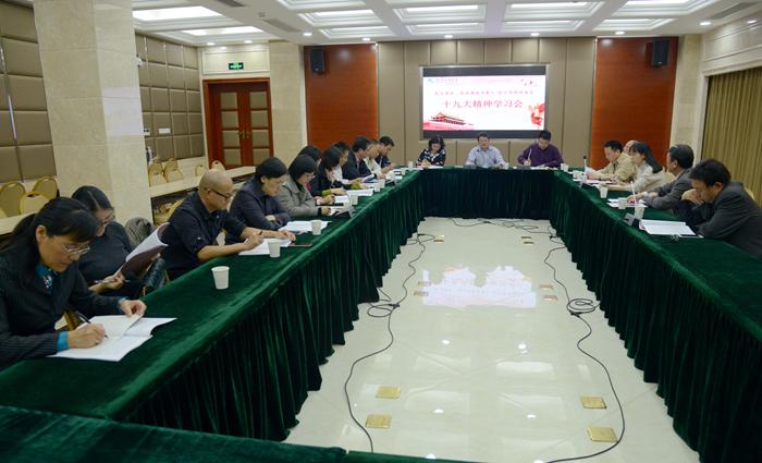 校黨委副書記沈赤向民主黨派、統(tǒng)戰(zhàn)團(tuán)體負(fù)責(zé)人，市政協(xié)委員宣講十九大精神