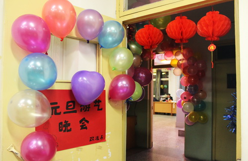 色彩絢麗、喜氣洋洋的活動(dòng)現(xiàn)場(chǎng)