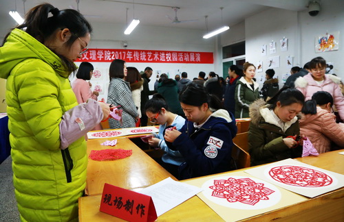 色彩絢麗、喜氣洋洋的活動(dòng)現(xiàn)場(chǎng)
