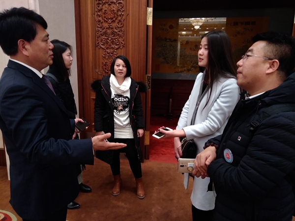 新聞發(fā)布會(huì)現(xiàn)場(chǎng)，多家媒體記者采訪(fǎng)賀瑞虎書(shū)記