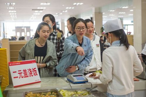 2元蓋澆飯后勤服務(wù)團隊：飄香十余載，暖心不漲價