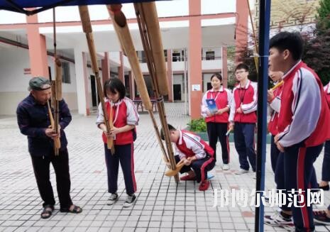 學費對于家長們來說，會在了解學校之前自己確定好學費的范圍，這樣就以這個目標來衡量學校，但是有的家長其實是更關心學校的安全這些，很擔心學生在學校沒有安全保障，所以小編就準備了臺江幼兒師范中等職業(yè)學校收費情況，供與參考。 臺江幼兒師范中等職業(yè)學校收費標準 住宿費500元/學年、書本費400元/學年,合計繳費900元。 建檔立卡戶享受“三免兩補”(免學費、免(補)住宿費、免(補)書費，國家助學金、專項助學金) 臺江幼兒師范中等職業(yè)學校開展7月主題黨日系列活動 1921.7 ~ 2019.7 篳路藍縷，砥礪前行 初心不忘，邁向復興 98年，對于一個人，也許很漫長; 對于一個國家，彈指一揮間; 對于一個政黨，恰是風華正茂! 今年，黨的98歲生日， 我們熱烈慶祝中國共產黨98周年快樂! 6月10日晚,我校第一屆校園“十佳歌手”比賽暨歌唱祖國獻禮70周年決賽在演播廳拉開序幕。 來自學校不同專業(yè)的19位同學引吭高歌，歌唱祖國。比賽期間高潮迭起，精彩紛呈。選手們在舞臺上活力四射，盡顯職校學生魅力。 近一個半小時的角逐，“十佳歌手”終于誕生。張帆校長、金海清副校長親自為獲獎學生頒發(fā)榮譽證書。頒獎結束后，全體同學用一曲《我和我的祖國》獻禮祖國70周年，唱出對黨和祖國的熱愛。 6月24日，我校黨支部書記、校長張帆，黨支部副書記趙明珠走訪慰問貧困學生姜發(fā)才，張帆校長仔細詢問姜發(fā)才在杭州的學習和生活情況，希望姜發(fā)才在杭州繼續(xù)努力學習，認真做好即將開展的頂崗實習工作，學好技能走出大山，通過自己的努力改變自己和家庭的命運，最后，張帆校長代表臺江職校黨支部及全體師生將6000元愛心捐款交到了姜發(fā)才伯母手中。 6月28日，我校黨支部書記、校長張帆，黨支部副書記趙明珠走慰問貧困學生姜非明、姜非林(兩人為雙胞胎，孤兒)。張帆校長親自為兩位同學送去新衣服，并詳細了解學生的家庭情況，與其監(jiān)護人進行溝通和交流，將一千多元資助金交到學生監(jiān)護人手中，以增強其克服困難的信心。 6月28日，臺江職校黨支部圍繞脫貧攻堅工作，開展走訪慰問，送溫暖、送服務活動，幫助特困黨員、老黨員等解決工作中的實際困難和生活問題，走訪慰問幫扶村、看望我校脫貧攻堅駐村干部，為南省村村委送去兩箱辦公室打印用紙，為南省村貧困黨員、臺江職校困難黨員、老黨員送去食用油、大米等慰問品。 張帆校長致辭，回顧黨支部工作并對奮斗在各工作崗位上的黨員表示感謝，同時向全體黨員提出要求， 他表示，全體黨員要把加強黨的思想理論建設放在第一位，要加強黨性修養(yǎng)，不斷提高自身素質，要加強作風建設，提高教育教學質量。 “我志愿加入中國共產黨，擁護黨的綱領，遵守黨的章程……隨時準備為黨和人民犧牲一切，永不叛黨!”7月1日，臺江職校全體黨員干部在退休黨員歐德耀同志帶領下，面對莊嚴的黨旗，整齊列隊，重溫入黨誓詞。 黨支部副書記趙明珠組織全體黨員學習習近平總書記在學校思想政治理論課教師座談會上的重要講話精神。 熊金江副校長宣讀《臺江職校關于“七一”表彰優(yōu)秀黨員、黨齡“逢十”黨員的決定》。 張帆校長為優(yōu)秀黨員、黨齡“逢十”黨員頒發(fā)榮譽證書 系列活動在雄壯的《國際歌》中落下帷幕，歌聲鏗鏘有力，革命精神代代傳遞，美好的生活共同憧憬。 九十八年，崢嶸歲月， 九十八年，輝煌歷程。 今天的我們揮舞著前輩們的偉大旗幟 ,追隨著那從未熄滅的明燈,沖鋒陷陣,高揚風帆,向著那彼岸,向著那未來更加執(zhí)著而勇敢地前進, 前進 ,前進! 不是所有的中專學校都會根據(jù)分數(shù)來錄取的，有的學校錄取是根據(jù)專業(yè)的招生要求面試錄取學生。其實現(xiàn)在學生想要升學有很多的通道，只是在家長和學生的觀念里，只有通過了高考或者中考是最好的，但是現(xiàn)在利用專業(yè)課程同樣也是能升學的。 家長在了解學校的學費時也是要注意學校的學費中間是穿插了各種的助學政策、減免政策、免學費政策還有學校的獎學金政策，家長們把這些了解清楚了就可以幫助自己前進一部分的學費。