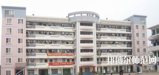 南寧2020年中專幼師學(xué)?？梢钥即髮? width=