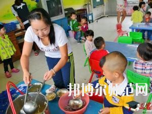 遵義2020年幼師學(xué)校有哪些科目?我們知道幼師專業(yè)是屬于一個學(xué)習(xí)內(nèi)容比較多的專業(yè)，因為是小朋友的啟蒙階段，同學(xué)們自己在報讀本專業(yè)的時候很多的同學(xué)都不知道到底是學(xué)一些什么?于是都來問道小編，小編就來給大家說一下關(guān)于學(xué)?？颇康氖虑榕?。  幼師學(xué)校學(xué)習(xí)專業(yè)課程 1、幼兒教育學(xué)  了解現(xiàn)代教育、幼兒教育的新觀念、新思想、新信息，結(jié)合我國幼兒教育改革中的新問題、新情況，將理論的闡述和幼兒教育實踐中的問題結(jié)合起來，進(jìn)行具體分析和指導(dǎo)。  2、幼兒心理學(xué)  了解幼兒的認(rèn)知和言語發(fā)展的特點(diǎn)和規(guī)律、幼兒的情緒、個性與社會性發(fā)展的關(guān)系及幼兒的活動心里。能依據(jù)幼兒特點(diǎn)，利用所學(xué)相關(guān)知識，初步具備幼兒園基層崗位幼兒教師的工作能力。培養(yǎng)學(xué)生具有誠實守信、善于溝通和合作的品質(zhì)。  3、幼師英語  根據(jù)幼師學(xué)生的英語水平和專業(yè)特點(diǎn)，從聽、說、讀、寫四個方面全方位的培養(yǎng)學(xué)生，讓學(xué)生掌握基本語法知識、語音知識、日常用語，提高學(xué)生的口語交際技能和綜合閱讀、寫作能力。讓學(xué)生在學(xué)習(xí)過程中發(fā)展綜合語音運(yùn)用能力，提高人文素養(yǎng)，增強(qiáng)實踐能力，培養(yǎng)創(chuàng)新精神。  4、幼兒園組織與管理  讓學(xué)生了解幼兒園組織與管理的基本原理和內(nèi)容，掌握幼兒園組織與管理的基本規(guī)律，學(xué)會用所學(xué)專業(yè)理論解決實際工作中遇到的管理問題。結(jié)合案例分析，培養(yǎng)學(xué)生的思辨意識、創(chuàng)新意識，提高學(xué)生與時俱進(jìn)的管理理念，為學(xué)生今后從事幼兒園教育工作和管理工作奠定良好的基礎(chǔ)，具有較強(qiáng)的實用性和可操作性。  學(xué)前教育前景好不好 學(xué)前教育上的現(xiàn)在已經(jīng)有越來越多的人關(guān)注，就業(yè)前景上的非常不錯的一個職業(yè)了，在現(xiàn)階段學(xué)前教育專業(yè)就業(yè)率上也在一直上升，我國對于學(xué)前教育上的重視的提升，也為學(xué)前教育專業(yè)人才提供了較好的就業(yè)機(jī)會，使得社會上的對于學(xué)前教育人才上的甚至出現(xiàn)了供不應(yīng)求的現(xiàn)象，學(xué)前教育現(xiàn)階段也已經(jīng)成為一個非常重要的教育階段，擁有高素質(zhì)的學(xué)前教育人才對于整個教育事業(yè)上的也能夠起到一個促進(jìn)和發(fā)展的作用。  幼師專業(yè)上就業(yè)前景也是比較好的，現(xiàn)階段社會上的對于幼師的需求也越來越多了，對于早期教育上的重視度的提升，使得幼師人才成為現(xiàn)階段社會上的所需要的重要人才選擇。  我們可以看到幼師專業(yè)學(xué)習(xí)的是很多的，小編給大家列舉了一些專業(yè)課程，其實這個專業(yè)是一個需要自己花費(fèi)很多心力來學(xué)習(xí)的專業(yè)，同學(xué)們學(xué)習(xí)的內(nèi)容是很廣泛的，不過這個專業(yè)只要學(xué)好了，將來在就業(yè)方面就會很不錯，所以，希望選擇這個專業(yè)的同學(xué)都能掌握足夠的專業(yè)知識哦。