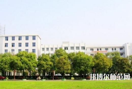 對(duì)于幼師學(xué)校的選擇，男生和女生是一樣的?，F(xiàn)在大部分學(xué)校的幼師專業(yè)在進(jìn)行招生的時(shí)候，其實(shí)男生和女生的招生計(jì)劃是統(tǒng)一的，學(xué)校對(duì)學(xué)生的性別并沒(méi)有要求。所以，小伙伴們選擇幼師學(xué)校的重點(diǎn)不應(yīng)該是這所學(xué)校適合男生還是適合女生，而是這所學(xué)校本身的辦學(xué)條件好不好，以及學(xué)校的優(yōu)勢(shì)以及劣勢(shì)有哪些等等。接下來(lái)，對(duì)南昌理工職業(yè)中等專業(yè)學(xué)校感興趣的小伙伴們可以一起來(lái)看一看這所學(xué)校的具體情況。  南昌理工職業(yè)中等專業(yè)學(xué)校辦學(xué)理念 學(xué)校以“辦學(xué)校，不開學(xué)店，造福炎黃子孫!”為宗旨，遵循黨的教育方針，倡導(dǎo)“誠(chéng)實(shí)、博愛、勤奮、自強(qiáng)”的校訓(xùn)，按照“理論夠用，注重實(shí)踐”的原則，為社會(huì)經(jīng)濟(jì)建設(shè)培養(yǎng)“一專多能”的應(yīng)用型人才。畢業(yè)生深受用人單位的歡迎。 例如推薦在“啟悅電子廠”工作的同學(xué)進(jìn)廠第九天，就對(duì)8086高壓擊穿儀進(jìn)行技術(shù)改造，降低了勞動(dòng)強(qiáng)度，提高了生產(chǎn)效率。該廠董事長(zhǎng)吳德和先生專程由臺(tái)北趕來(lái)我?？疾?，并當(dāng)即簽定了廠校合作協(xié)議。  接著我校又與深圳新飛通、深圳捷迪訊、上海偉創(chuàng)力、上海先進(jìn)半導(dǎo)體、上海華微、杭州矢崎、蘇州生益科技、上海攜程旅行網(wǎng)等20多家公司建立了合作伙伴關(guān)系?？梢哉f(shuō)：“選擇理工，就業(yè)輕松!” 學(xué)校與南昌航空大學(xué)聯(lián)合辦學(xué)，是南昌航空大學(xué)繼續(xù)教育學(xué)院教學(xué)點(diǎn)，依托南昌航空大學(xué)的人才、圖書、先進(jìn)的教學(xué)設(shè)施，資源共享。學(xué)校有一支政治素質(zhì)高、教學(xué)和管理經(jīng)驗(yàn)豐富的專兼職師資隊(duì)伍，正副教授、高級(jí)教師近半，其中不少曾獲得“最佳授課教師”的稱號(hào)。  南昌理工職業(yè)中等專業(yè)學(xué)校教學(xué)設(shè)置 學(xué)校除精湛的理論教學(xué)外，還設(shè)有圖書閱覽室、計(jì)算機(jī)中心、語(yǔ)音室和電工、電子、機(jī)電、機(jī)械加工、數(shù)控、酒店管理等實(shí)驗(yàn)室能安排學(xué)生進(jìn)行多種實(shí)驗(yàn)，“邊講邊練，講練結(jié)合”，確保學(xué)生動(dòng)手能力的培養(yǎng)。 學(xué)校采取多層次、開放性辦學(xué)和封閉式管理。不僅注重教育質(zhì)量，更注重道德品質(zhì)和綜合素質(zhì)教育。教育管理嚴(yán)格，始終把學(xué)校的安全工作放在首位，在2005-2010職業(yè)高校年檢中，得到市教育局有關(guān)領(lǐng)導(dǎo)的表?yè)P(yáng)，連續(xù)被評(píng)為職業(yè)教育辦學(xué)先進(jìn)單位。  南昌理工職業(yè)中等專業(yè)學(xué)校報(bào)名手續(xù) 即日起可到校招生辦或當(dāng)?shù)匚倚Ｕ猩c(diǎn)報(bào)名，或來(lái)函來(lái)電報(bào)名、網(wǎng)上報(bào)名。  本地區(qū)的應(yīng)屆初中畢業(yè)生可在就讀中學(xué)填中考志愿報(bào)名。  報(bào)到時(shí)帶好戶口本，五張一寸免冠照片和初高中畢業(yè)證書。  小編總結(jié) 南昌理工職業(yè)中等專業(yè)學(xué)校是一所按照“理論夠用，注重實(shí)踐”的原則，為社會(huì)經(jīng)濟(jì)建設(shè)培養(yǎng)“一專多能”的應(yīng)用型人才的中專學(xué)校，學(xué)校開設(shè)有幼師類的專業(yè)，對(duì)幼師行業(yè)感興趣的初中畢業(yè)生可以多加關(guān)注這所學(xué)校。接下來(lái)小伙伴們可以去到學(xué)校官網(wǎng)對(duì)學(xué)校做進(jìn)一步的了解。當(dāng)然，在南昌還有開設(shè)有幼師類專業(yè)的其他學(xué)校，大家也可以看看其他的學(xué)校怎么樣，做一個(gè)比較，然后選擇出最適合自己的一所。