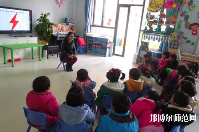 滄州2021年中專幼師學(xué)?？梢钥即髮? /><b>滄州2021年中專幼師學(xué)校可以考大專嗎</b><span>2020-12-16 13:15</span><p>滄州2021年中專幼師學(xué)?？梢钥即髮?？ 是可以的，成績比較理想的學(xué)生就可以直接選擇上普高學(xué)校，然后通過高考的方式進(jìn)入大學(xué)，</p></a></li>
            <li><a href=