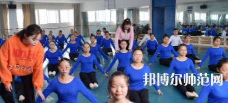 隨著社會(huì)的進(jìn)步，人們的生活得到了全面的改善，開始重視自己子女的教育，對(duì)教育人才的教學(xué)水準(zhǔn)就要求更高，使得很多學(xué)生都想要報(bào)考幼師學(xué)校。如果大家已經(jīng)做出了決定，要上幼師學(xué)校，就一定要盡早去了解學(xué)校信息。你越早了解學(xué)校，你可以選擇的學(xué)校就越多，就越能找到適合你的學(xué)校。幼師工作工作也相對(duì)輕松，不用從事體力勞動(dòng)?，F(xiàn)在家長對(duì)孩子的教育非常看重，幼兒園也越來越正規(guī)，都需要幼師幼師從業(yè)資格證。  思南中等職業(yè)學(xué)校辦學(xué)條件 學(xué)校老校區(qū)占地面積120.6畝，新校區(qū)200畝，校園拓展空間大。校內(nèi)布局分為：教學(xué)區(qū)、實(shí)驗(yàn)實(shí)訓(xùn)區(qū)、產(chǎn)教結(jié)合區(qū)、生活區(qū)、行政辦公區(qū)、體育運(yùn)動(dòng)區(qū)、美化綠化區(qū)等。各場所均按標(biāo)準(zhǔn)設(shè)計(jì)規(guī)劃，達(dá)到國家示范校要求的學(xué)校教學(xué)、實(shí)訓(xùn)、師生學(xué)習(xí)、工作、生活等方面需要的效果。  思南中等職業(yè)學(xué)校目標(biāo)明確 學(xué)校培養(yǎng)目標(biāo)明確，人才“出口”暢通，堅(jiān)持德育為先，技能為重，全面發(fā)展與特長發(fā)展相結(jié)合。圍繞“自強(qiáng)篤行、厚德精技”的校訓(xùn)，堅(jiān)持“四自”(自信、自強(qiáng)、自律、自愛)、“四會(huì)”(學(xué)會(huì)做人，學(xué)會(huì)做事，學(xué)會(huì)求知，學(xué)會(huì)生活)的教育培養(yǎng)目標(biāo)。  實(shí)行考與教分離，重視學(xué)生職業(yè)技能大賽，以賽促學(xué)，以賽促教;重視教師、學(xué)生下企業(yè)參與一線生產(chǎn)實(shí)踐，重視創(chuàng)建“校企聯(lián)動(dòng)”、“工學(xué)結(jié)合”、“教學(xué)做一體”的人才培養(yǎng)模式，畢業(yè)生就業(yè)并能與企業(yè)接軌，與農(nóng)戶融合，人才培養(yǎng)質(zhì)量顯著提高。  銅仁碧江中等職業(yè)學(xué)校簡介 銅仁市碧江區(qū)中等職業(yè)學(xué)校創(chuàng)辦于1989年，是一所隸屬于碧江區(qū)人民政府的貴州省示范性中等職業(yè)學(xué)校。學(xué)校規(guī)劃占地面積420畝，規(guī)劃建筑面積13萬余平方米，總投資約5.8億元。教學(xué)區(qū)、生活區(qū)、運(yùn)動(dòng)區(qū)、綠化區(qū)布局合理，功能設(shè)施完善，環(huán)境優(yōu)美，地處銅仁市川硐教育園區(qū)桃園大道北側(cè)，毗鄰銅仁幼專、貴州健康職業(yè)學(xué)院，有著豐富的文化資源和育人氛圍。  學(xué)校自2013年搬遷至川硐教育園區(qū)以來，領(lǐng)導(dǎo)班子帶領(lǐng)廣大教師銳意進(jìn)取，和諧奮進(jìn)，確立了“發(fā)展教師、成就學(xué)生、服務(wù)社會(huì)”的辦學(xué)理念，圍繞“辦出特色、形成風(fēng)格、爭創(chuàng)一流”的辦學(xué)目標(biāo)，形成了“醫(yī)護(hù)為主、產(chǎn)教結(jié)合、校企合作”的辦學(xué)特色。  現(xiàn)在整體新生人口的增量將直接體現(xiàn)在幼兒園在園人數(shù)的增加，我國當(dāng)前幼師行業(yè)的需求還是很大的，遠(yuǎn)遠(yuǎn)不足國家的計(jì)劃，所以從事幼師行業(yè)前景是很好的。幼兒園、教育機(jī)構(gòu)、培訓(xùn)機(jī)構(gòu)、藝體教育行業(yè)等相關(guān)行業(yè)都需要大量新型教育人才，學(xué)生選擇了教育行業(yè)正好符合當(dāng)今的教育的需求，所以對(duì)同學(xué)們來講就業(yè)前景是非常具有潛力化的。