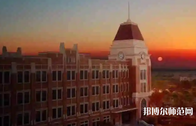 對(duì)于很多不了解學(xué)校的學(xué)生來說讀書的時(shí)候要面臨著很多信息的接受，就拿簡單的填寫志愿來說，提前就需要了解清楚很多的學(xué)校，對(duì)于學(xué)校的基礎(chǔ)信息需要掌握比較好才可以的，最近有同學(xué)們來問小編學(xué)校的招生代碼，小編就來給同學(xué)們整理一下。  上海外國語師范大學(xué)賢達(dá)經(jīng)濟(jì)人文學(xué)院虹口校區(qū)代碼 學(xué)校代碼：13636  上海外國語師范大學(xué)賢達(dá)經(jīng)濟(jì)人文學(xué)院虹口校區(qū)拓展閱讀 基礎(chǔ)教學(xué)部基礎(chǔ)教學(xué)部是承擔(dān)學(xué)校公共基礎(chǔ)課程的教學(xué)單位，下設(shè)基礎(chǔ)部辦公室和計(jì)算機(jī)、體育教、通識(shí)3個(gè)教研室。  現(xiàn)有專、兼職教師50人，其中教授2名，副教授12名，專職專任教師全部具有研究生學(xué)歷，其中博士后1人，博士2名。  基礎(chǔ)教學(xué)部堅(jiān)持立德樹人的教育方針，崇尚教書育人，加強(qiáng)學(xué)生道德素質(zhì)教育和能力培養(yǎng)，全體教師積極參與科研工作、開展課程建設(shè)、推進(jìn)教學(xué)改革、提升教學(xué)效果，保證了全校的公共基礎(chǔ)課教學(xué)效果。  計(jì)算機(jī)教研室主要承擔(dān)全校的計(jì)算機(jī)公共課《計(jì)算機(jī)應(yīng)用基礎(chǔ)》的教學(xué)工作，課程以“傳授知識(shí)、鍛煉技能”為基本目標(biāo)，并貫徹對(duì)學(xué)生計(jì)算思維的培養(yǎng)，有效地向?qū)W生普及了實(shí)用的計(jì)算機(jī)應(yīng)用技術(shù)，為學(xué)生能贏得信息時(shí)代的競爭打下良好的基礎(chǔ)。  體育教研室主要承擔(dān)全校的體育類課程教學(xué)，分別開設(shè)了足球、籃球、排球、乒乓球、羽毛球、棒球、壘球、板球、啦啦操、瑜伽、飛鏢、防身術(shù)等項(xiàng)目，為學(xué)生身心全面發(fā)展提供保證。教師還利用業(yè)余時(shí)間指導(dǎo)運(yùn)動(dòng)隊(duì)訓(xùn)練、參賽，在歷年上海市高校陽光體育賽事中屢獲佳績，為學(xué)院創(chuàng)建積極健康、蓬勃向上的校園文化氛圍。  小編給同學(xué)們整理了學(xué)校的招生代碼，同學(xué)們自己如果是要填寫本校的話就要注意哦，讀大學(xué)對(duì)于每一位同學(xué)都是有很深刻的意義的，同學(xué)們?cè)谶@里不僅能夠?qū)W習(xí)到專業(yè)的知識(shí)，還能在這個(gè)又自己對(duì)于這個(gè)世界的初步理解。